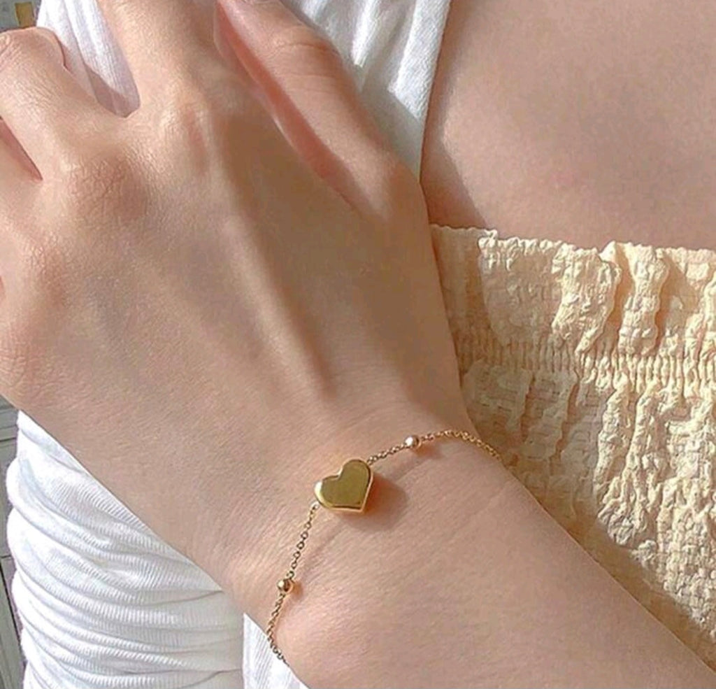 Detalje af perlehalskæde med fyldigt hjertevedhæng - 18K guldbelagt smykke