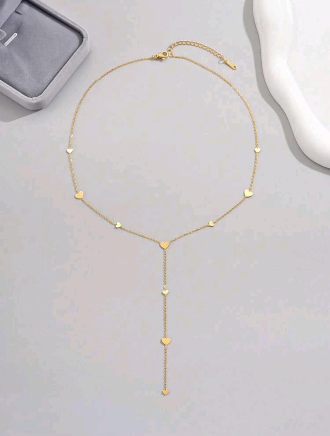 Detalje af 18K guldbelagt kæde - kvalitetssmykke til kvinder og mænd